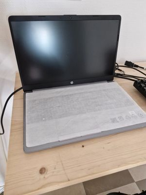 a laptop that is sitting on a desk with a mouse