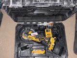 une caisse à outils avec des outils sur le sol