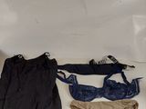deux sous-vêtements et un haut de soutien-gorge posés sur une surface blanche
