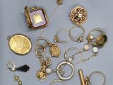 de nombreux types de bijoux sur la table