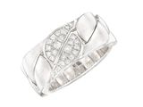 gros plan d'une bague en diamant sur fond blanc