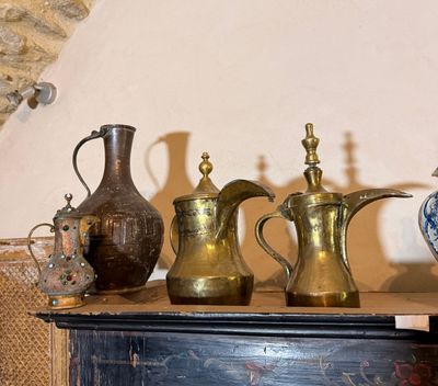 trois vases posés sur une commode