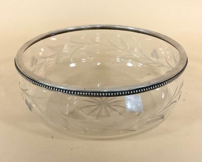 une image représentant un bol en verre à bord argenté