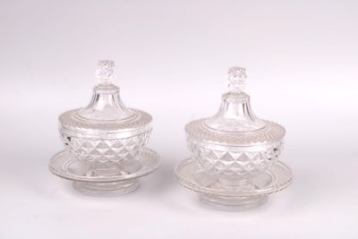 Paire de drageoirs avec leur présentoir, en cristal moulé-pr…