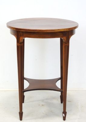 une image d'une petite table avec un plateau en bois