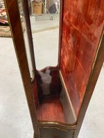 Meuble vitrine en bois de placage mouluré et sculpté, vitré … (photo 4)
