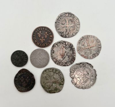 un tas de pièces posées sur une surface blanche