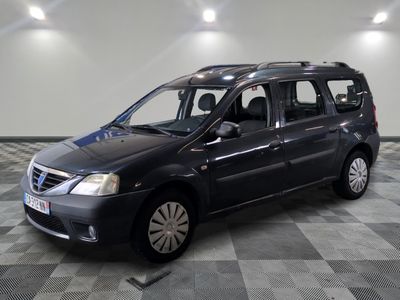 la photo d'une petite voiture noire garée dans un garage