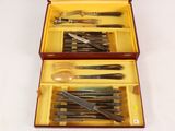 many different types of knives in a case