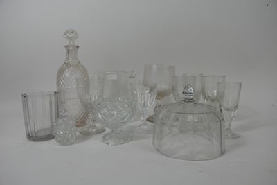 Lot de verres anciens, brocs, cloche à fromage, moutardier e…