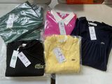 une pile de vêtements sur une table