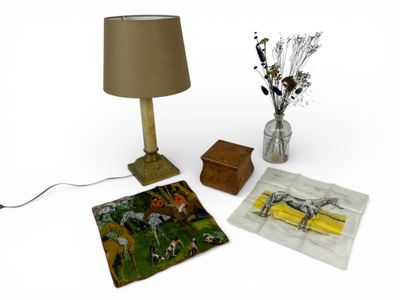 ART DIVERS Une lampe en onyx blond sur socle en laiton, vers…