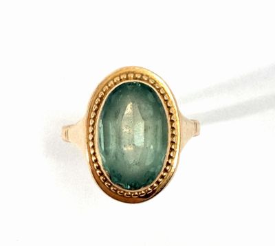 Bague navette sertie d'un verre faceté, monture en or jaune,…