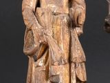 deux statues en bois représentant des hommes et une femme, debout les unes à côté des autres