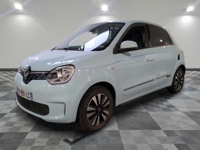la photo d'une petite voiture blanche garée dans un garage