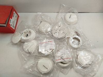 de nombreux rouleaux de papier toilette emballés dans du plastique sur le comptoir