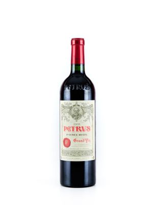une bouteille de vin rouge posée sur une table blanche