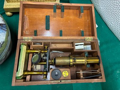 une boîte en bois contenant un télescope, posée sur une table