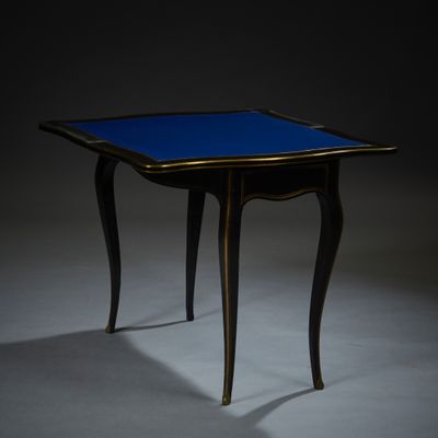 Table à jeux en bois laqué noir marquetée de filets de laito…