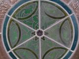 une photo d'un vitrail présentant un motif circulaire