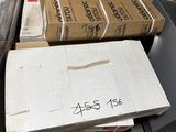 une pile de cartons posée sur une palette à côté d'une autre pile de cartons