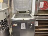 un appareil qui se trouve dans une cuisine, à côté d'autres appareils