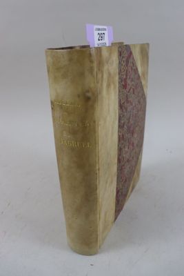 un livre marron à la couverture rose posé sur une surface blanche