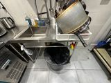 une photo d'une cuisine avec un évier et une bouilloire