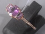 une image montrant un gros plan d'une bague sertie d'une pierre rose