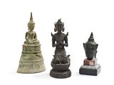 trois statues de Bouddha et une statue de Bouddha sur fond blanc