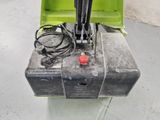 une machine posée sur une boîte