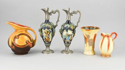 quatre vases posés les uns à côté des autres sur une table