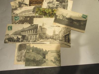 de nombreuses cartes postales anciennes posées sur une table