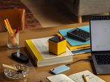 un ordinateur portable posé sur une table en bois