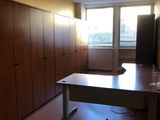 une pièce équipée d'un bureau et d'armoires