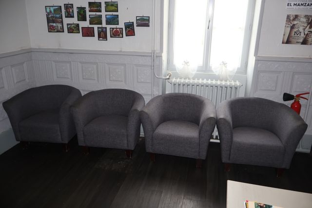 Quatre fauteuils corbeille garnis de tissu gris