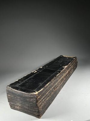 un vieux livre est posé sur une surface blanche