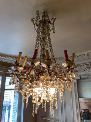 un lustre suspendu au plafond d'une pièce