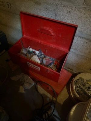 une boîte rouge contenant de nombreux objets