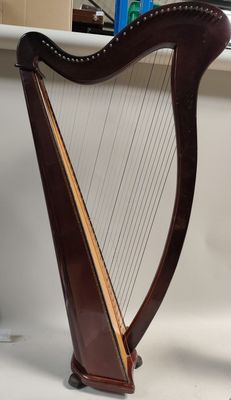 une harpe posée sur un comptoir dans une pièce