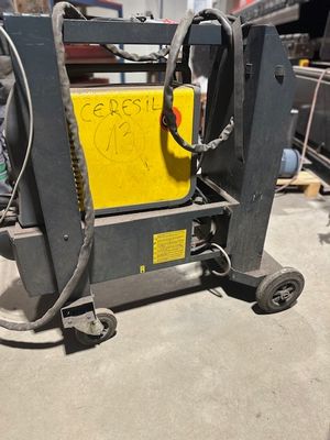 une machine posée sur le sol de la pièce