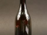 une bouteille de vin posée sur une table