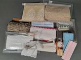 de nombreux objets qui se trouvent dans le sac posé sur la table