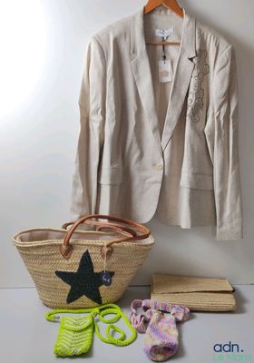Lot composé d'un blazer en lin mélangé UN JOUR AILLEUR, T.