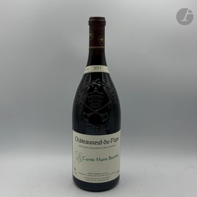 une bouteille de vin rouge avec une étiquette blanche sur fond gris