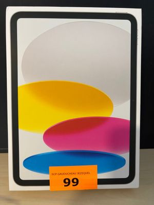 une image représentant une boîte sur laquelle figure une photo d'un iPad 9 d'Apple