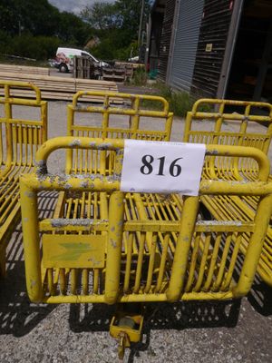 tout un tas de chaises métalliques jaunes qui sont posées sur un parking