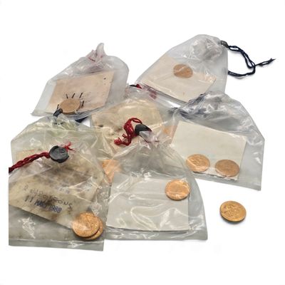 un sac de pièces de monnaie posé sur une table