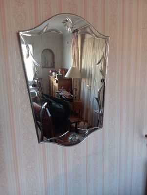 un miroir accroché au mur d'une pièce