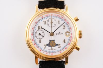 une montre-bracelet en or avec un cadran blanc et un bracelet noir